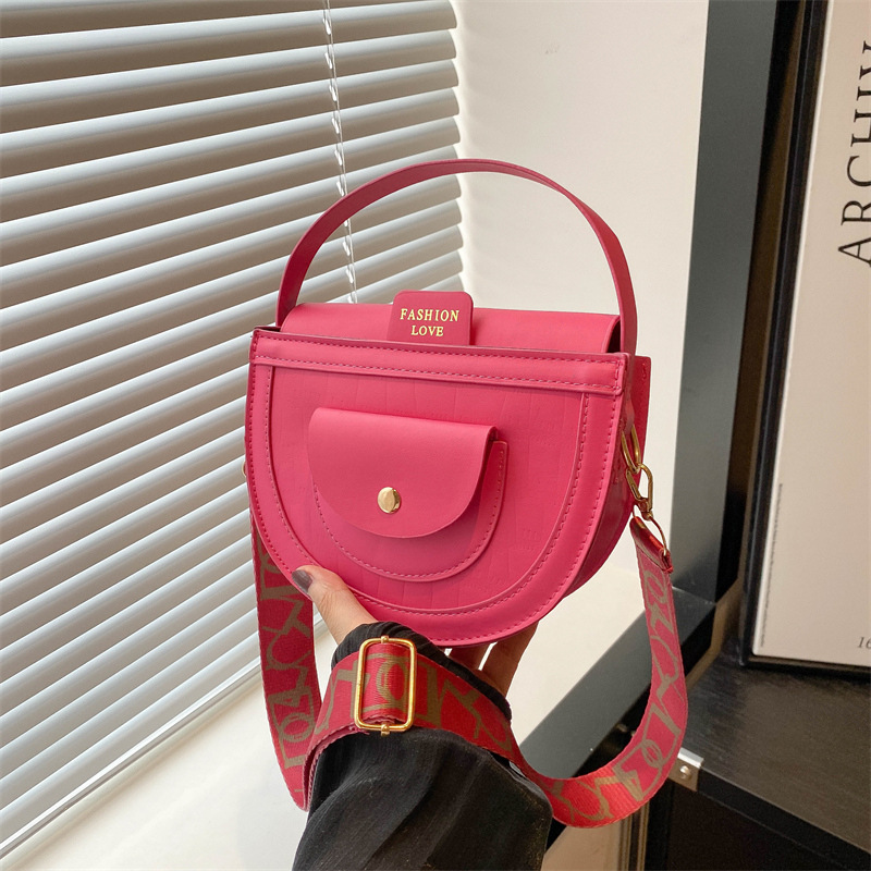 The 2024 new style of fashionable and simple urban trend hand-held saddle bag, large-capacity single-shoulder bag, and elegant crossbody bag are perfect for women full figure