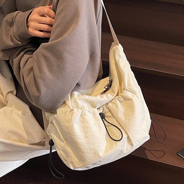 Japanese-style simple crossbody bag, women's fashion, large-capacity dumpling bag, solid color versatile single-shoulder bag, college students' class bag trend Application Scenario