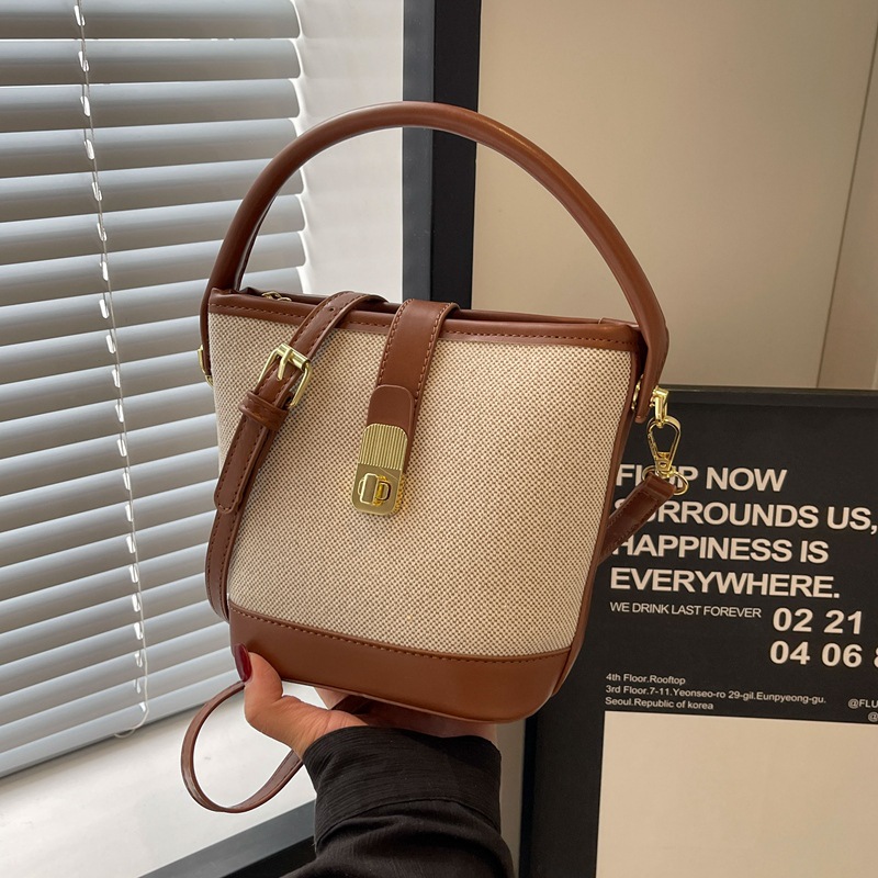 This is a high-end Korean-style handbag with a versatile texture. It's a popular handbag for women this year, a new 2024 single-shoulder crossbody bag details Picture