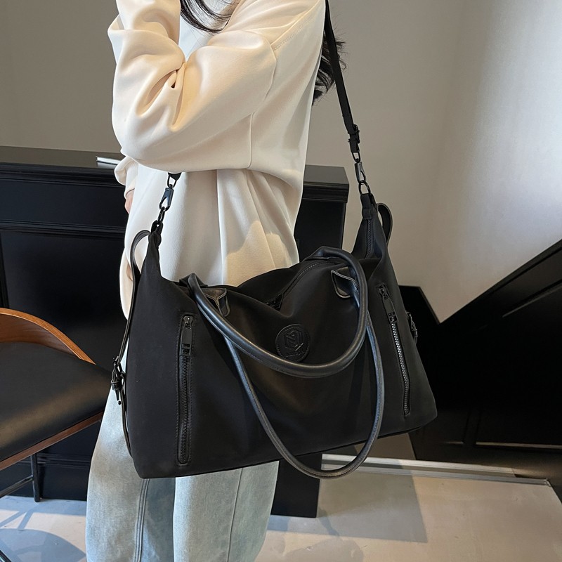 New cross-border pu soft leather travel bag, thickened and durable, casual swimming and fitness bag, simple hand-held crossbody carry-on bag Application Scenario