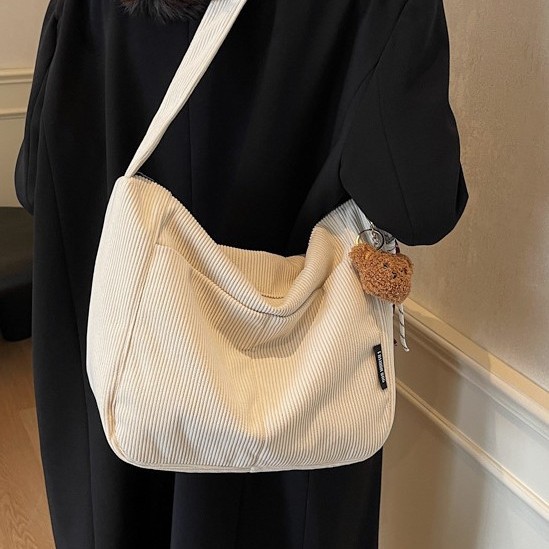 New autumn and winter large-capacity versatile and laid-back bags, large-capacity messenger bags, fashionable corduroy single-shoulder crossbody bags Application Scenario