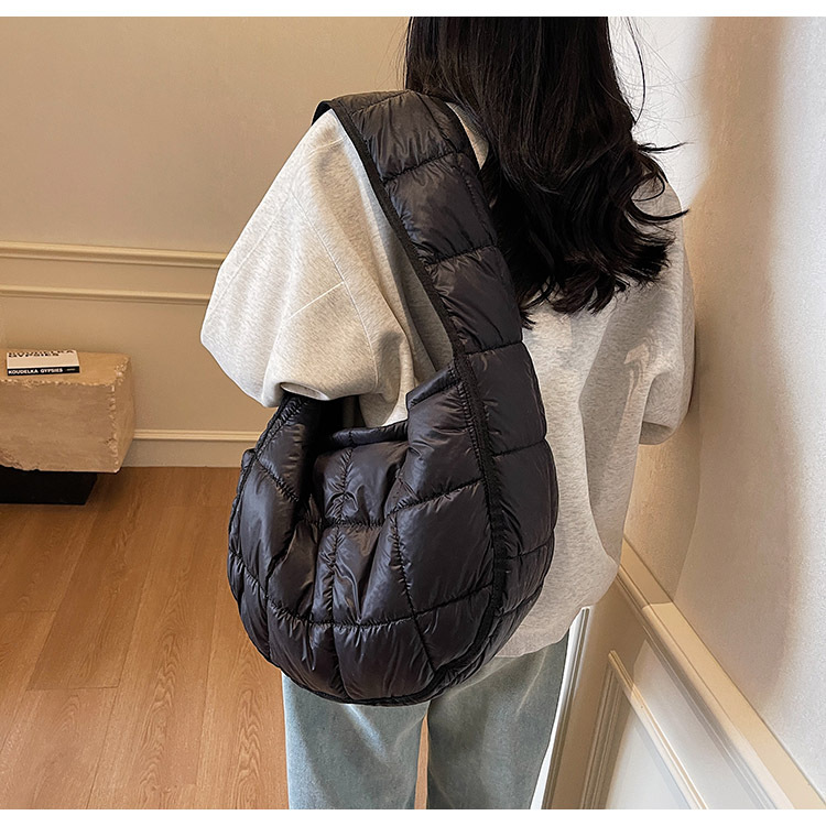 Korean style ins fashion down cotton large-capacity women's new 2024 winter niche cream puff cloud crossbody bag details Picture