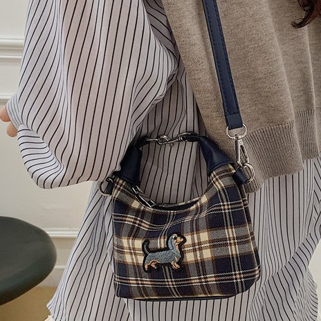 This is a new spring 2025 fashionable, versatile, niche and high-end single-shoulder bag for women, featuring a contrasting color checkered bucket Specification drawing