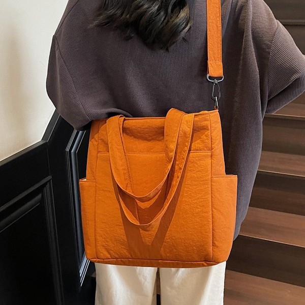 The new large-capacity tote bag for spring and summer by Bag Girl has sparked a trend of retro and simple commuting casual crossbody bags Application Scenario