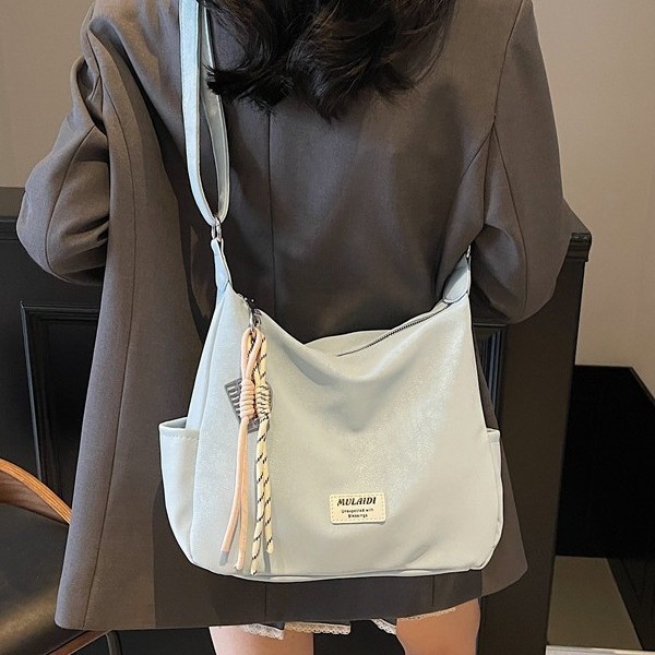 The 2025 new retro large-capacity tote bag, a fashionable and casual single-shoulder crossbody bag, is fresh and versatile for work and commuting Application Scenario