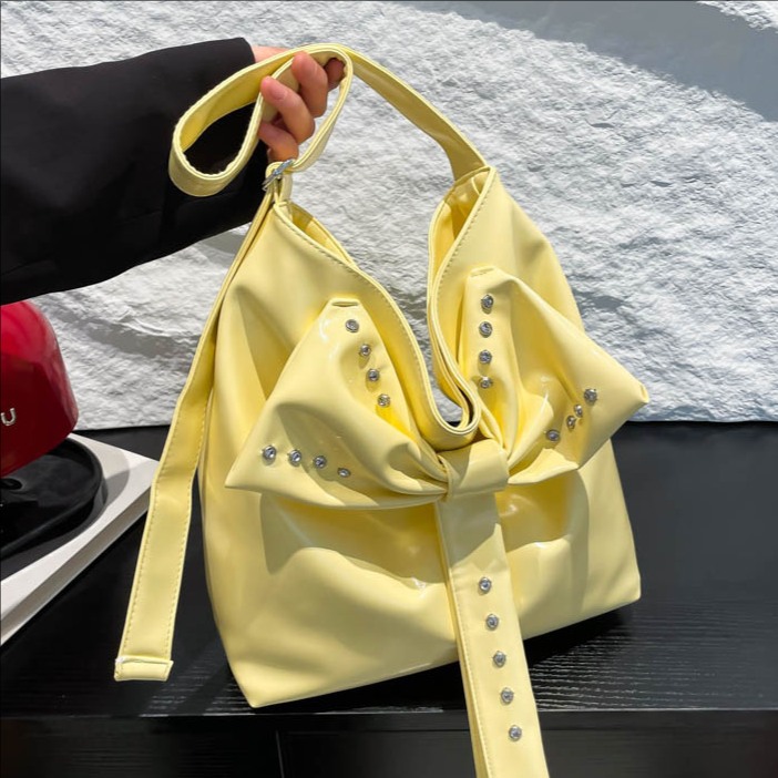 Cross-border Korean version underarm bag 2025 Summer new women's bag, bow handbag, fashionable single-shoulder bag, riveted crossbody bag full figure