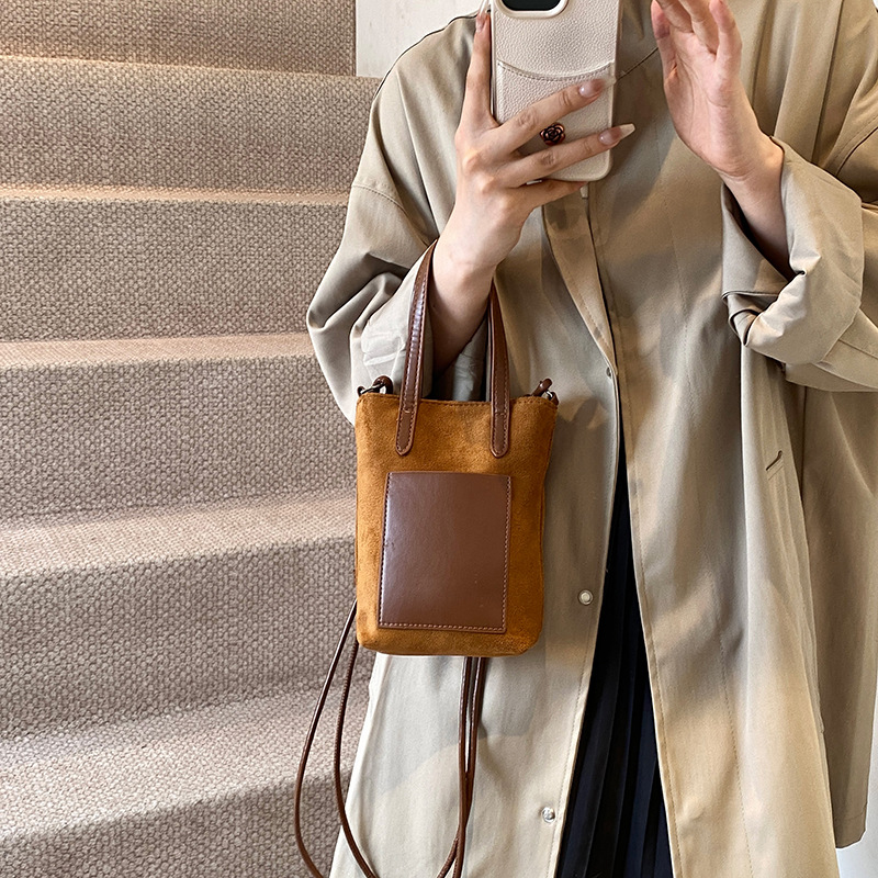 A high-end, niche design crossbody phone bag for women, a new autumn/winter 2024 fashion and versatile matte retro handbag details Picture