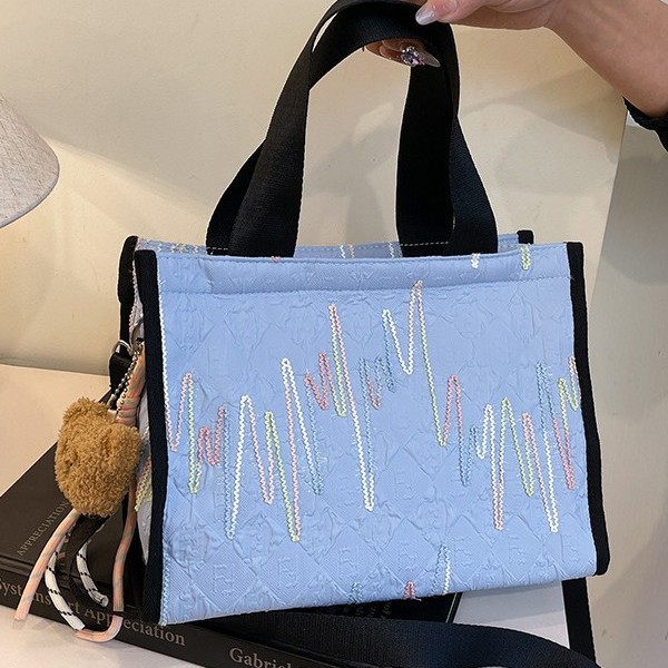 Large-capacity tote single-shoulder bag, personalized, fashionable, casual and trendy autumn 2025 new style, stylish commuting solid color bag for women Application Scenario