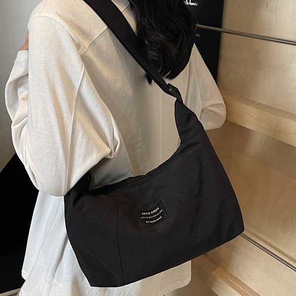 The Korean-style artistic nylon Butote bag for women is a large-capacity, versatile underarm bag that is niche and eye-catching. It is a lightweight, commuter single-shoulder bag details Picture