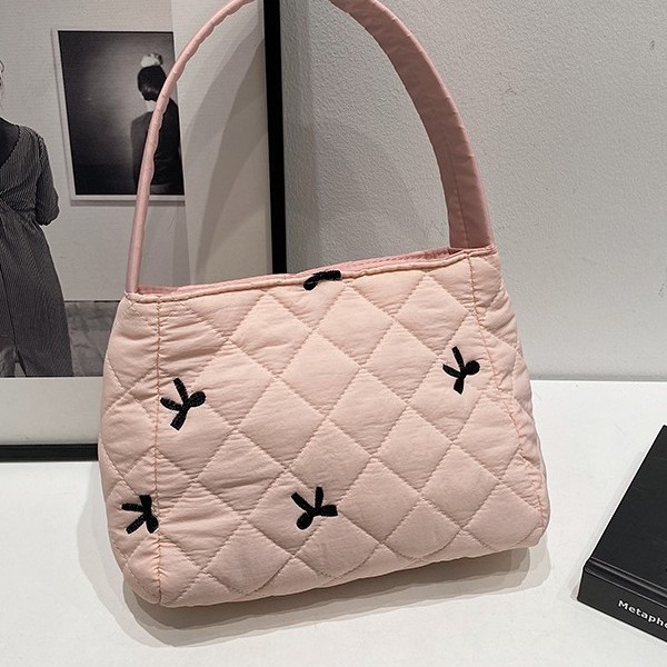 Autumn and winter bestseller 2024 New embroidered bow handbag, large capacity set, makeup bag, storage and toiletry bag Application Scenario