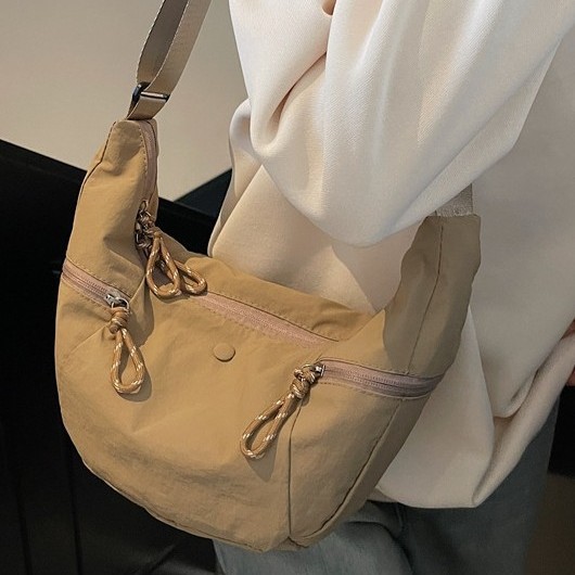 Simple, niche and versatile solid color washable fabric horn bag for women's travel, light and versatile, commuting and casual single-shoulder crossbody bag Specification drawing