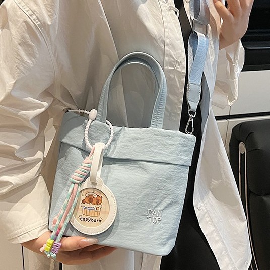 Solid-color lightweight Korean-style ins Tote bag, a casual, simple and lightweight handbag for women, a single-shoulder crossbody bag for young women Application Scenario
