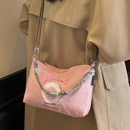 2025 New Japanese-style single-shoulder crossbody bag for women, large capacity, cute and lightweight, nylon fabric embroidered small bag, mobile phone case full figure