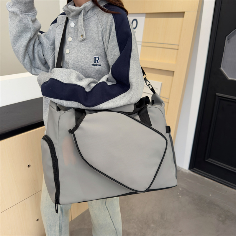 Outdoor tennis racket hand-held sports bag, crossbody badminton racket storage bag, large-capacity multi-functional short-distance travel bag Application Scenario
