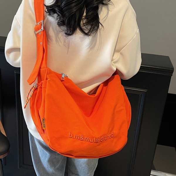 Nylon fabric large-capacity fashionable casual bag, new Spring/Summer 2025, stylish solid color single-shoulder crossbody bag, women's bag trend Application Scenario
