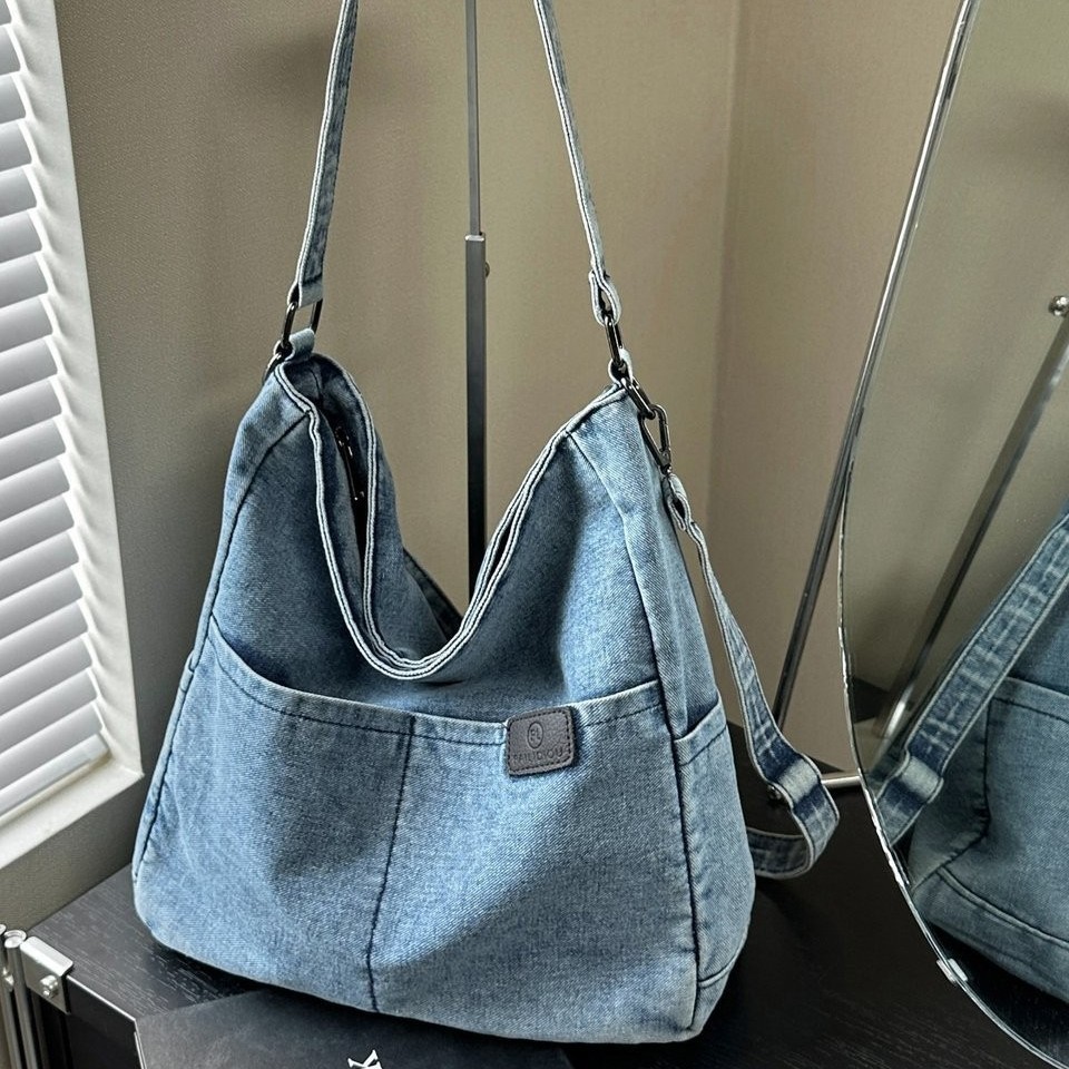 New large-capacity casual bag, women's trendy denim flash tote bag, solid color, lightweight, waterproof, multi-purpose backpack Application Scenario