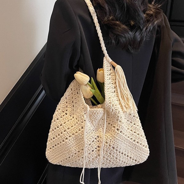 Summer hollowed-out single-shoulder bag, large-capacity commuting cotton rope woven bag, vacation and casual seaside bag, ladies' casual bag Application Scenario