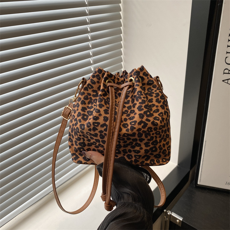 A niche design leopard print drawstring bucket bag crossbody bag for women, a new 2024 trendy and versatile hand-held pleated single-shoulder bag full figure