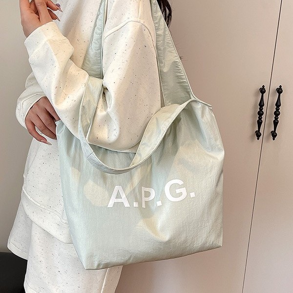 The new Tote simple single-shoulder bag has a large capacity of 2025. It features fashionable characters under the armpits and is suitable for a mother and daughter's spring casual commute details Picture