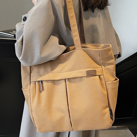 A new best-selling, niche, casual and simple style large-capacity solid-color fabric bag, a versatile single-shoulder women's bag for students' commuting to class Application Scenario