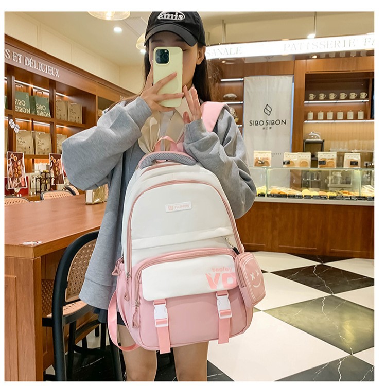 The new large-capacity, wear-resistant and stylish backpack for junior and senior high school students can be carried on their shoulders during class details Picture