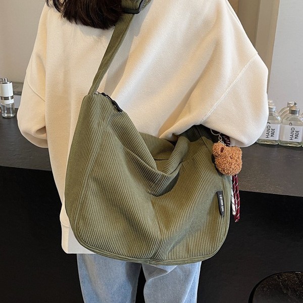 New autumn and winter large-capacity versatile and laid-back bags, large-capacity messenger bags, fashionable corduroy single-shoulder crossbody bags full figure