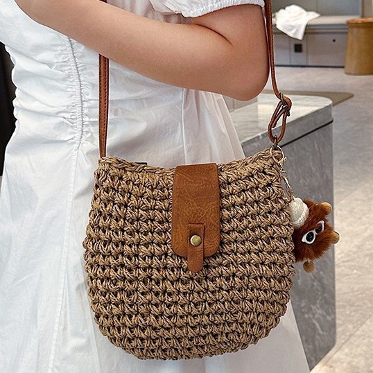In spring and summer, the 2025 new women's woven bag is a niche design. The hand-held straw woven bag is stylish and versatile. It's a crossbody bag Specification drawing