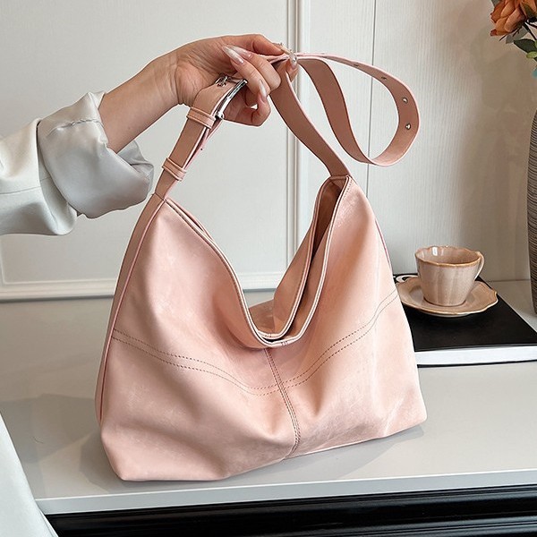 This high-end women's bag is a new 2024 trendy and fashionable crossbody bag with a large capacity and versatile quality. It is a casual single-shoulder bag Application Scenario
