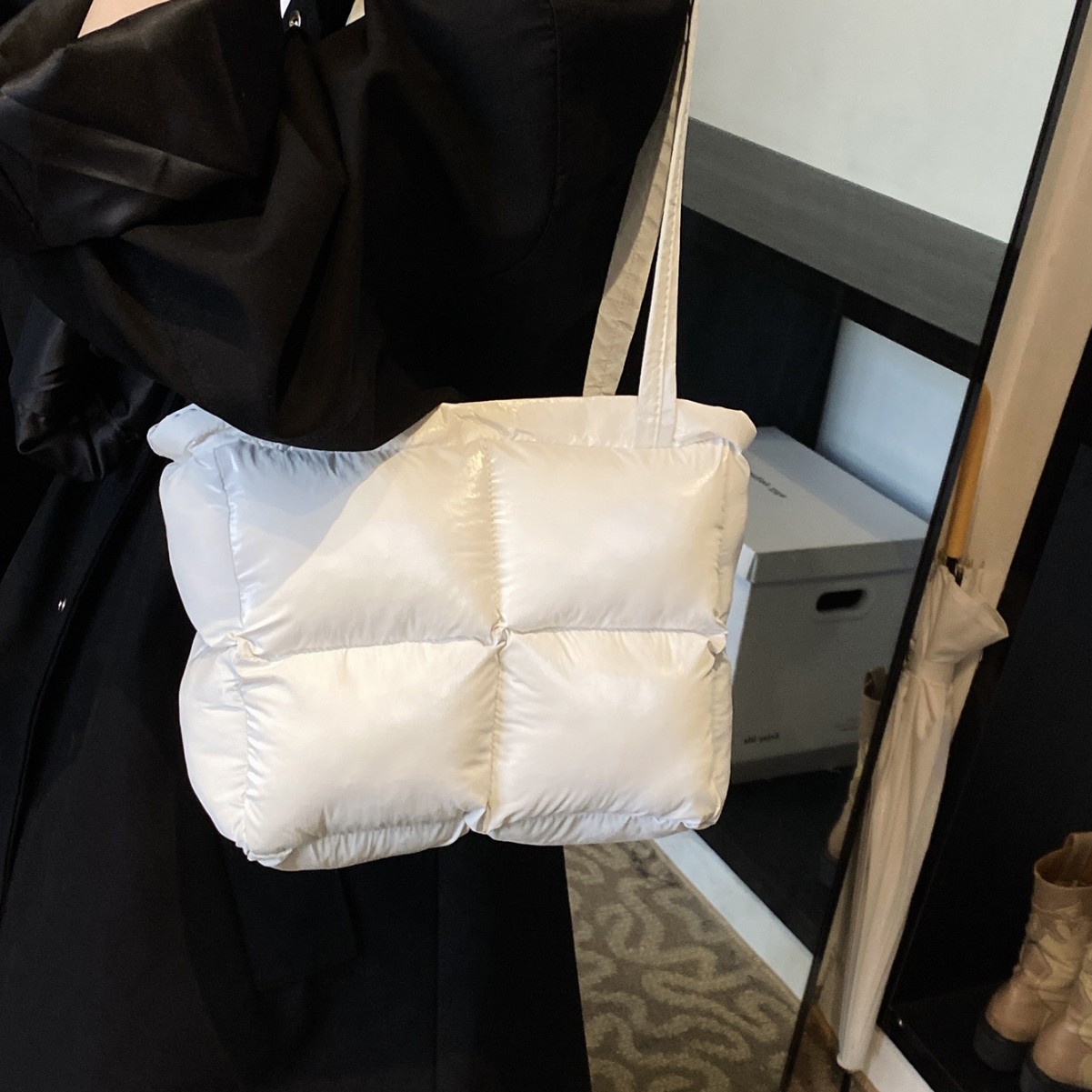For the 2024 autumn and winter season, there are new trendy lightweight cotton-padded jacket bags, large-capacity single-shoulder bags, and stylish tote bags for commuting to work Application Scenario