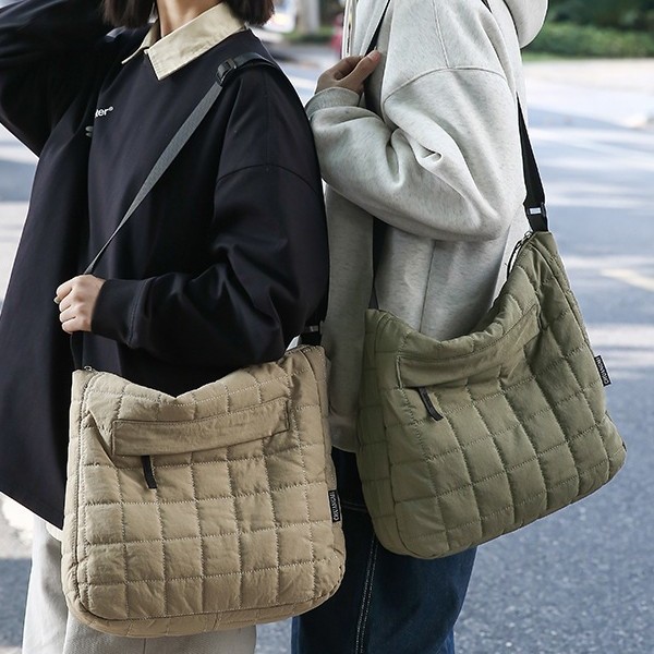 The new large-capacity cotton jacket bag for autumn and winter, with a diamond-patterned style, is fashionable, lightweight and versatile. It features a laid-back single-shoulder crossbody bag and is a versatile bag Application Scenario