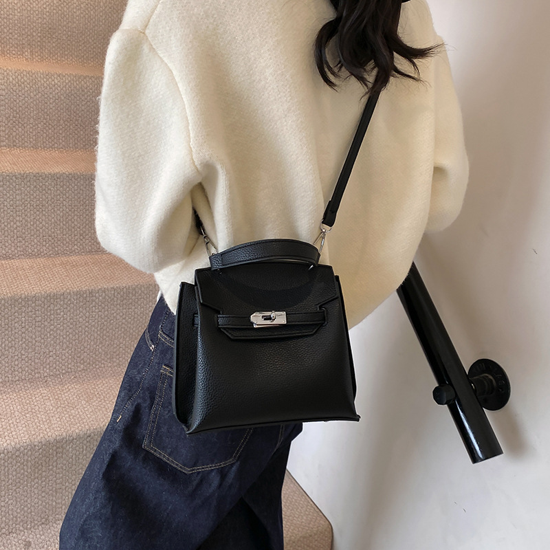 A new 2024 vintage Kelly bag for ladies, a versatile and high-quality, high-capacity crossbody bag for daily commuting Application Scenario