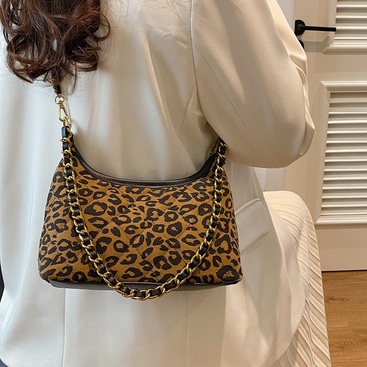 Korean retro leopard print single-shoulder bag for women 2024 trendy new style, versatile and fashionable tote bag, casual color-blocking crossbody bag Specification drawing