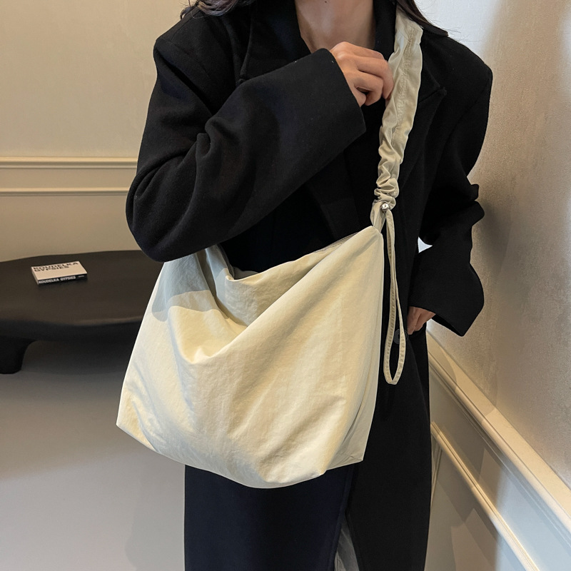 Retro workwear nylon Korean-style large-capacity casual single-shoulder crossbody bag with a laid-back style, unisex bag Application Scenario