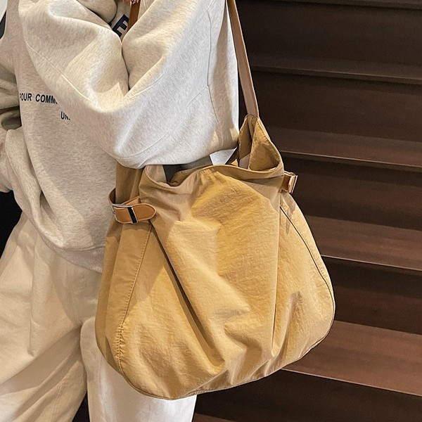 This Korean niche casual and simple tote bag exudes a feminine charm and is a lightweight nylon large-capacity single-shoulder bag for commuting Specification drawing