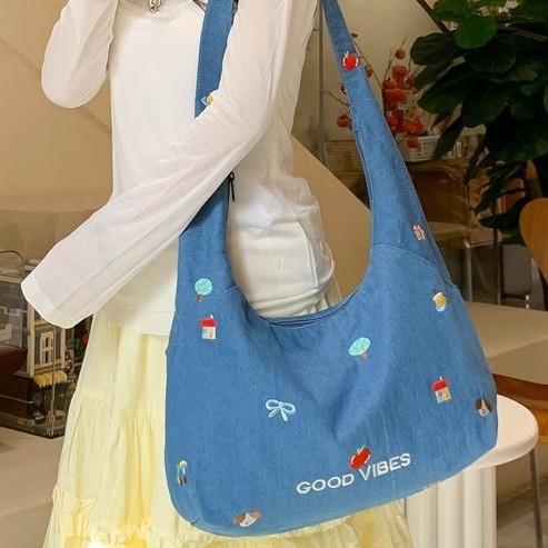 Japanese-style school-style embroidered crossbody bag, denim large-capacity student class bag, casual and artistic single-shoulder tote bag Application Scenario