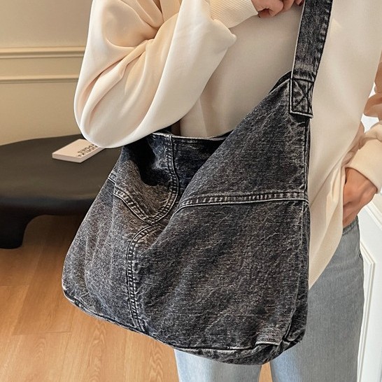 Color-blocking and patchwork denim bag 2024 new Korean-style casual single-shoulder crossbody bag for commuting, large-capacity female college student bag Application Scenario