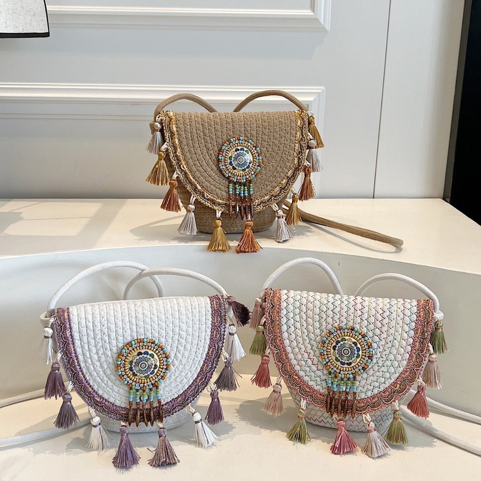Casual woven bag 2025 Spring New Style straw woven bag, ethnic style niche tassel handbag, texture envelope bag Application Scenario