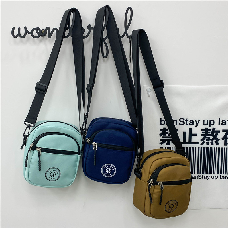The new sporty and lightweight single-shoulder bag is a perfect match for ladies. It's a versatile bag for shopping, a mobile phone bag, a coin purse for street stalls and night markets, and a multi-functional backpack Application Scenario