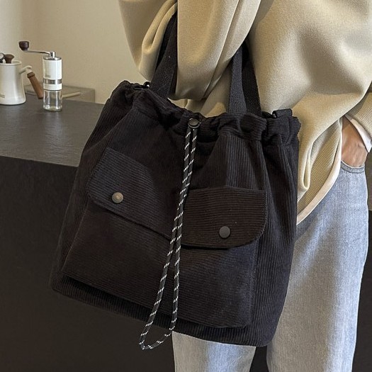 2024 New collection of handbags, autumn and winter, high-end, niche single-shoulder bags, college student commuting bags, women's crossbody bags Application Scenario