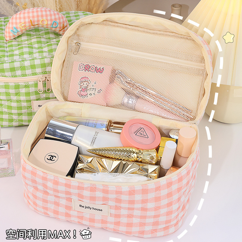 A large-capacity, high-appearance-level Korean style Instagram cute portable cosmetics travel and toiletry storage bag Application Scenario