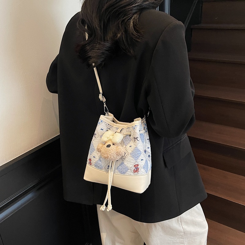 The 2025 new fresh and sweet printed drawstring bucket bag is a fashionable women's color-blocking, simple and large-capacity single-shoulder crossbody bag Specification drawing