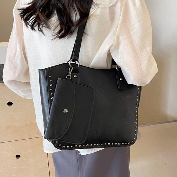 European and American retro rivet tote bag for women, 2024 new style trendy mother-and-child bag, large capacity single-shoulder hand-carry tote bag for women Application Scenario
