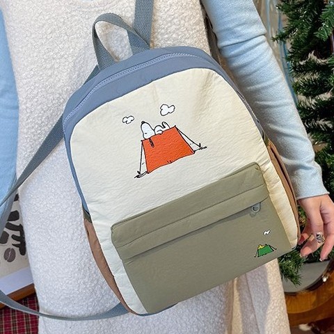 New lightweight small tent Snoopy print children's backpack, parent-child small schoolbag, color-blocking cute cartoon backpack Application Scenario