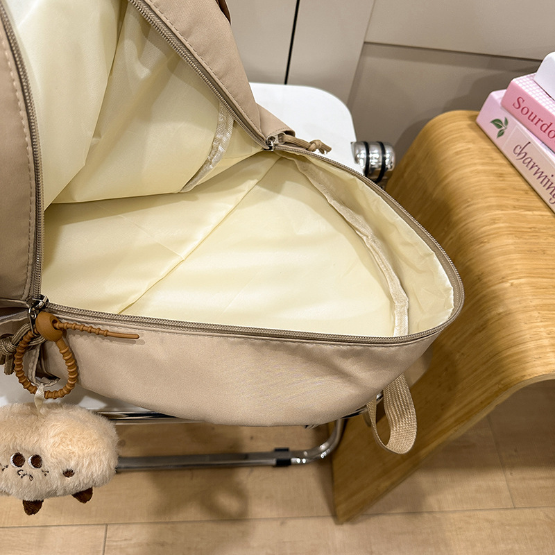 Cute and ugly pig-shaped backpack for girls, a quirky backpack for primary school students, and a niche design schoolbag for female college students Application Scenario