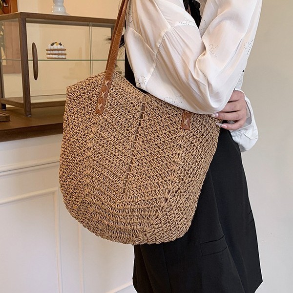 French bestseller, niche, laid-back, artistic, lightweight straw woven tote bag, casual and versatile, vacation single-shoulder beach bag for women Application Scenario