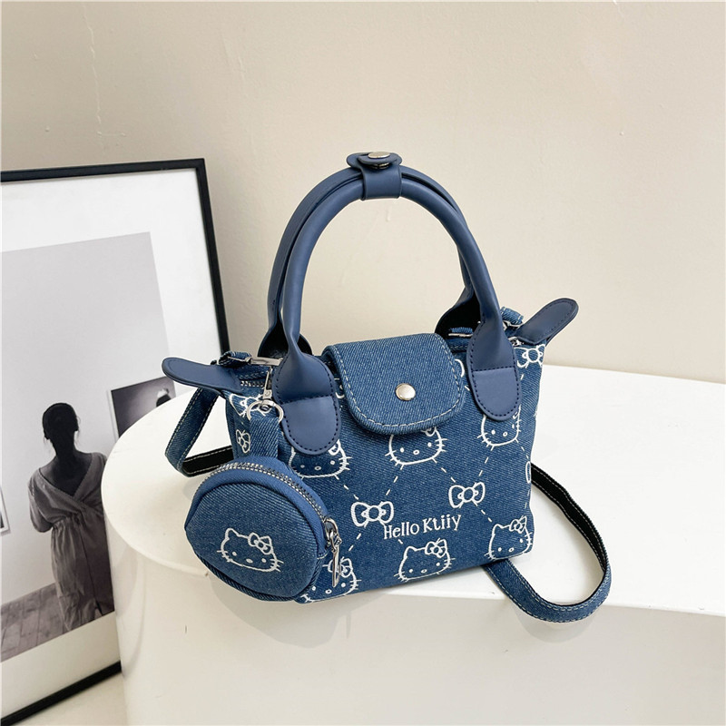A high-end and fashionable new student print handbag, soft skin dumpling bag, cute large-capacity single-shoulder bag, crossbody bag Application Scenario