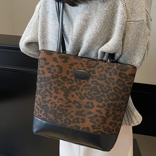 Single-shoulder bag, dirt-resistant, light luxury tote bag, autumn and winter internet-famous shoulder bag, single-shoulder mother and child bag, casual commuting, fashionable backpack details Picture