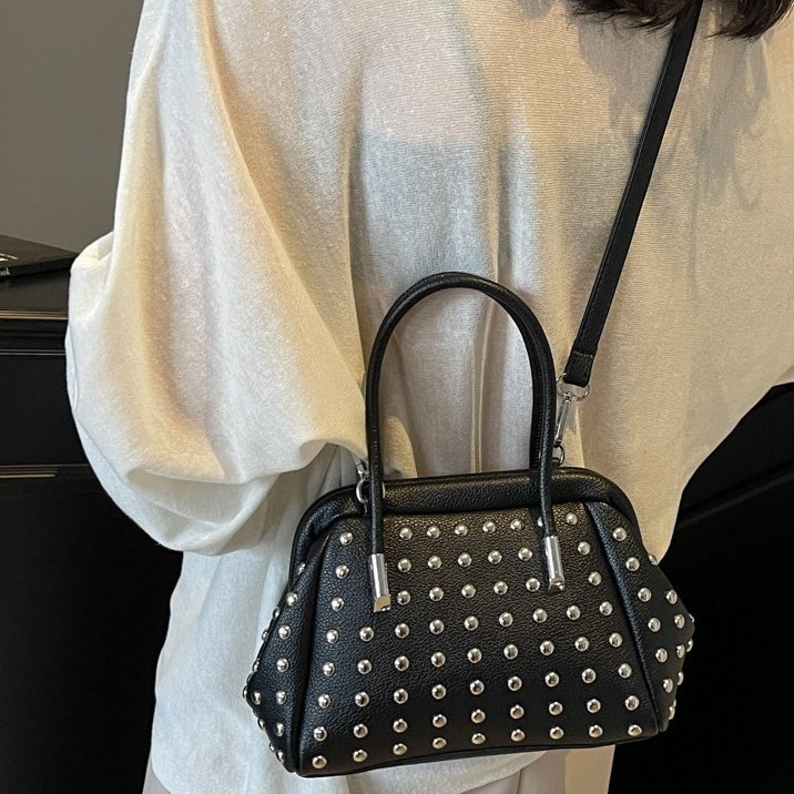 This autumn and winter collection features a niche design for women, a hand-held crossbody bag, a rivet single-shoulder bag, and a trendy and casual European and American style crossbody bag Specification drawing