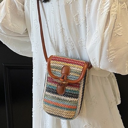 Summer simple color-blocking woven mobile phone bag 2025 new lightweight and casual beach straw woven bag niche single-shoulder bag Application Scenario