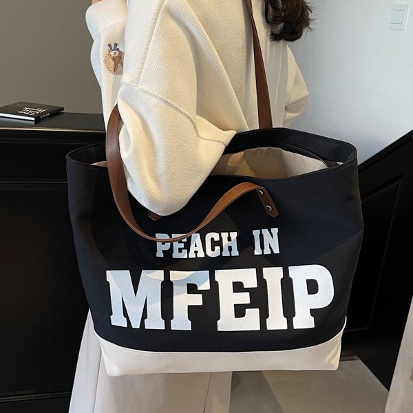New autumn and winter style large-capacity canvas bag with European and American letters, a student hand-held class tutorial bag, fashionable and casual single-shoulder Application Scenario